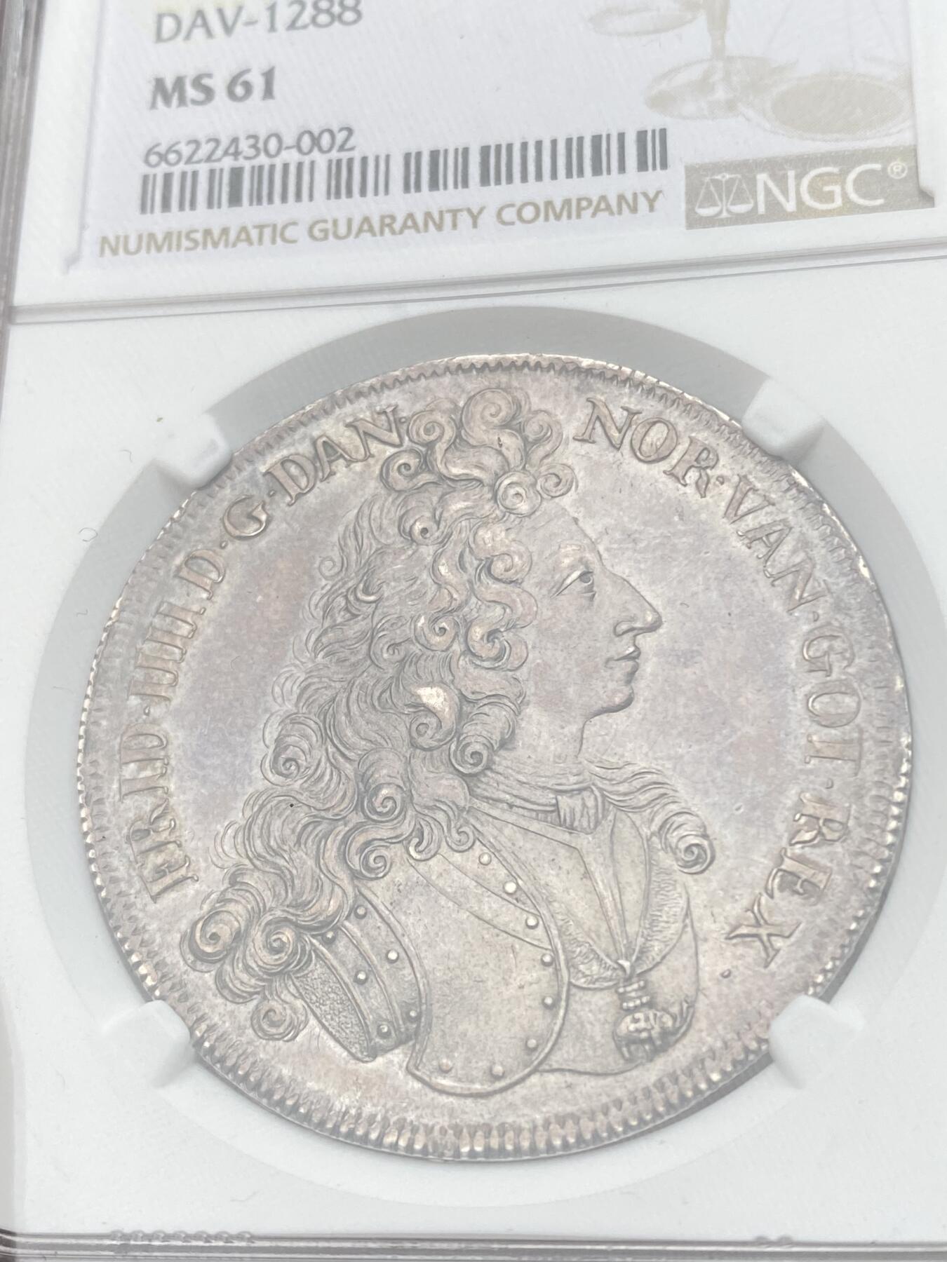 万国钱币拍卖第034期 NGC MS61 1704年丹麦弗雷德里克四世塔勒大银 极其稀有的品种，哥本哈根铸币厂造，铸造量仅309枚，双面一色老包浆，打制极佳，性感波浪卷发一览无余，斯堪的纳维亚系列藏家不可或缺的进阶品种。