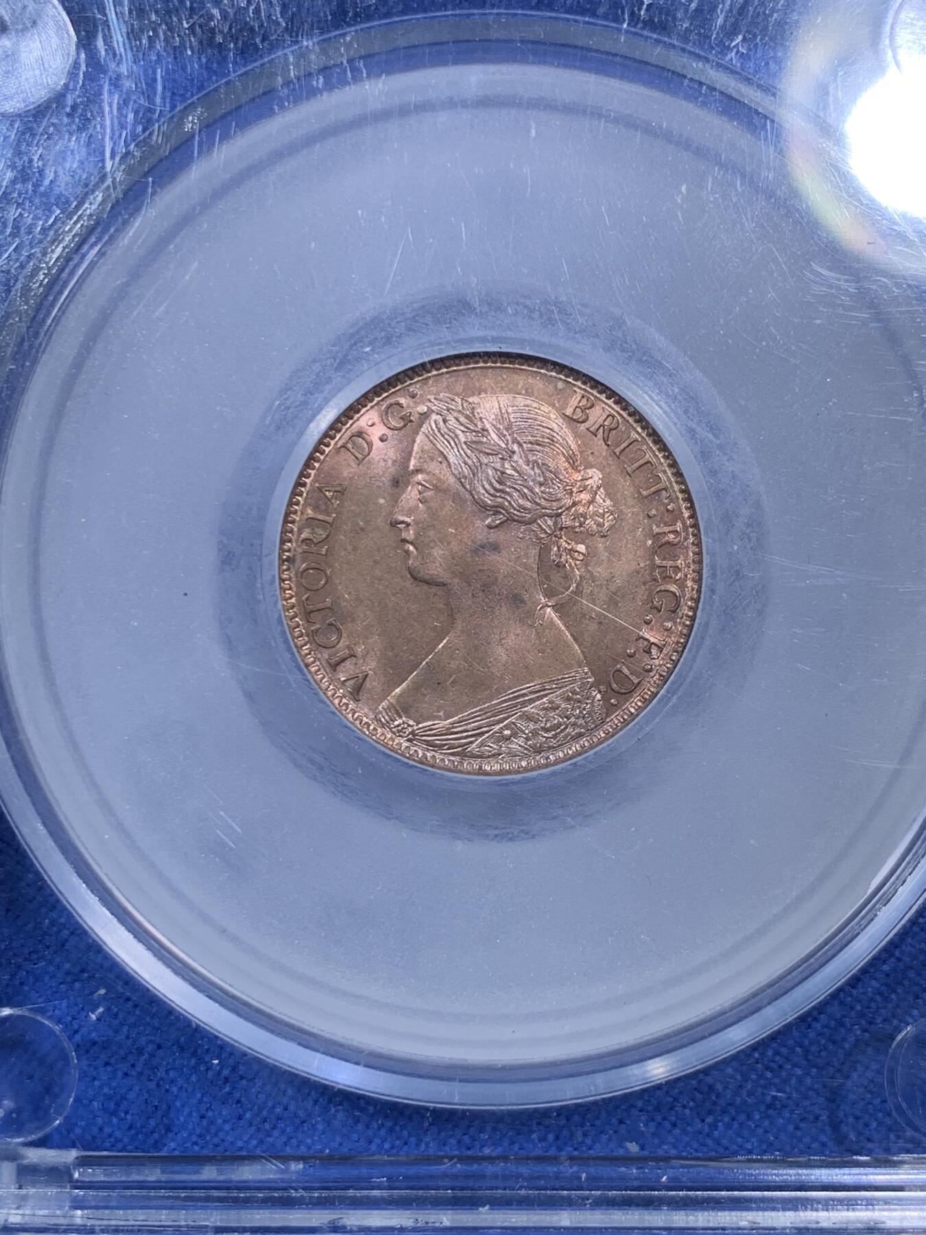 《竞宝斋》第307场   周日，周一,周二 3场连拍 （全场包邮） CGS UNC82 英国1873年维多利亚女王1法新，英国本土评级，对应N/P 63-64。少妇头像，Low3小版别，小维发丝根根精细，出厂状态红铜光，丝滑诱人