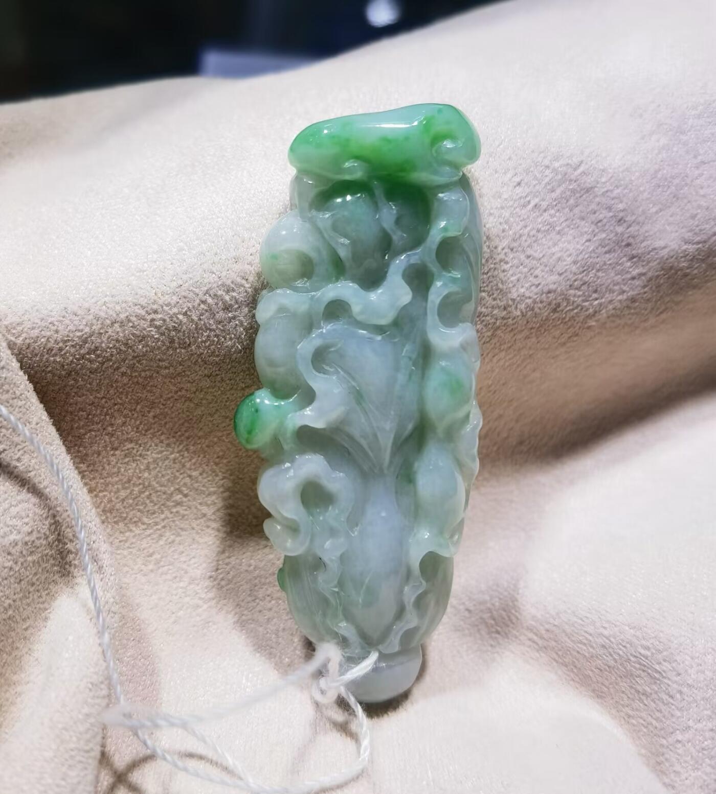 翡翠百财 ​老坑细糯种 ​飘阳绿 ​尺寸:50mm*19mm*9mm