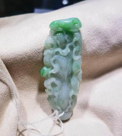 翡翠百财 ​老坑细糯种 ​飘阳绿 ​尺寸:50mm*19mm*9mm 翡翠百财 ​老坑细糯种 ​飘阳绿 ​尺寸:50mm*19mm*9mm