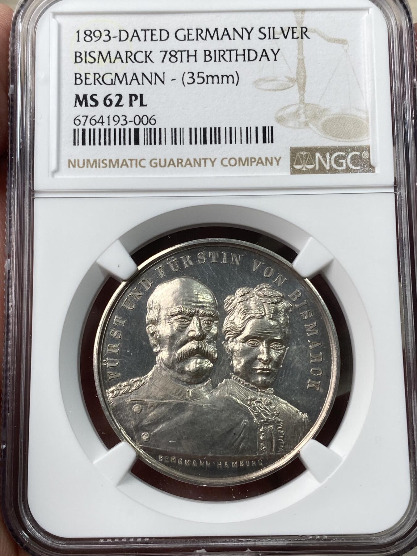万国钱币拍卖第034期 NGC MS62PL 1893年德国帝国宰相俾斯麦夫妇下野回归汉堡庄园78周岁纪念银章 精致镜面俾斯麦夫妇正面像 背面俾斯麦家族三叶草盾徽 罕见品种