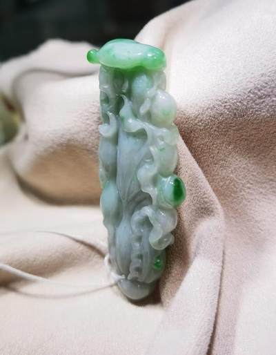 翡翠百财 ​老坑细糯种 ​飘阳绿 ​尺寸:50mm*19mm*9mm 翡翠百财 ​老坑细糯种 ​飘阳绿 ​尺寸:50mm*19mm*9mm