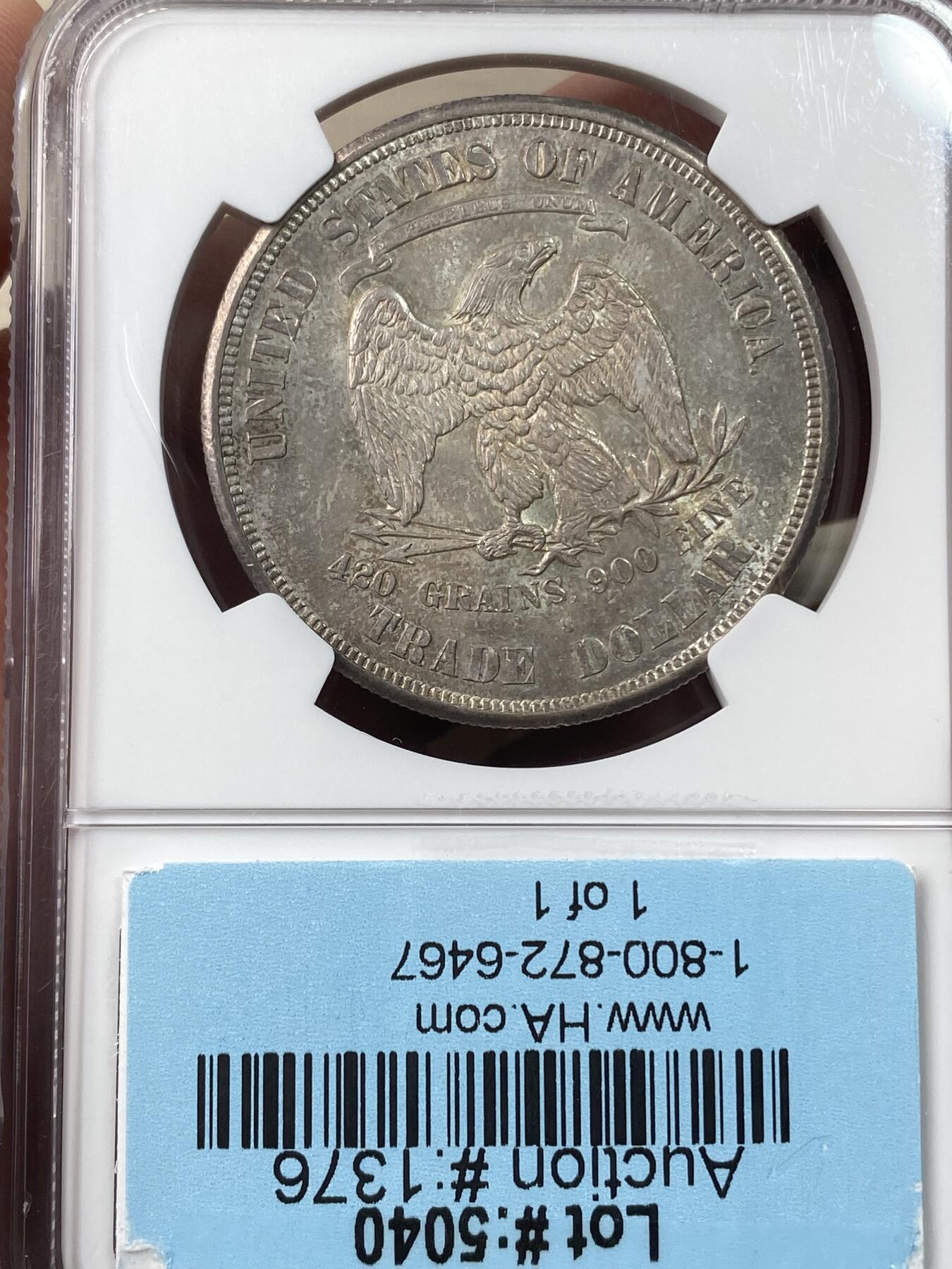 万国钱币拍卖第034期 NGC MS64 1874S美国拿花贸易银一元 曾在华广泛流通的贸易银品种，BU级别非常难得，双面均匀纸袋包浆，转光依旧，顶级收藏品相。（盒子左上角破损）