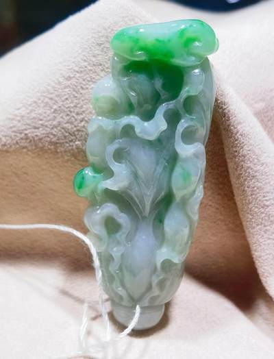 翡翠百财 ​老坑细糯种 ​飘阳绿 ​尺寸:50mm*19mm*9mm 翡翠百财 ​老坑细糯种 ​飘阳绿 ​尺寸:50mm*19mm*9mm