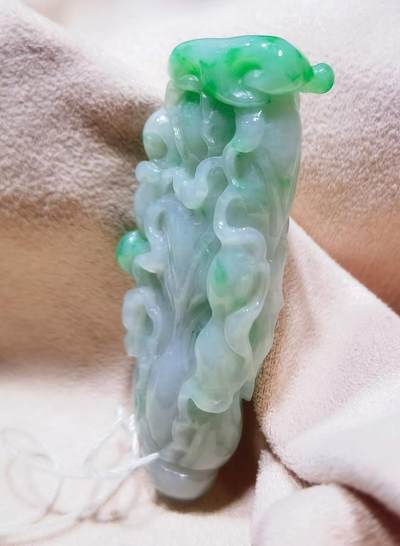 翡翠百财 ​老坑细糯种 ​飘阳绿 ​尺寸:50mm*19mm*9mm 翡翠百财 ​老坑细糯种 ​飘阳绿 ​尺寸:50mm*19mm*9mm