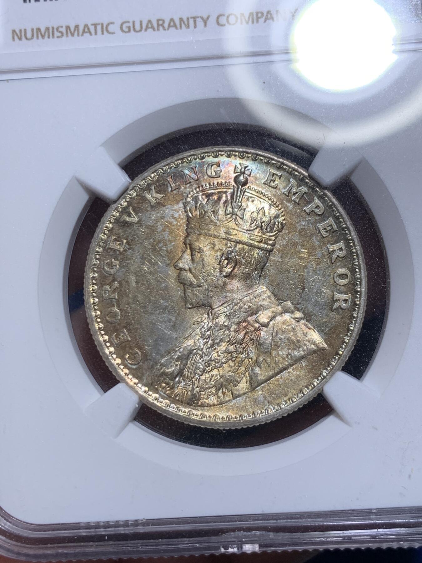 《竞宝斋》第307场   周日，周一,周二 3场连拍 （全场包邮） NGC MS62 英属印度1918年乔治五世1卢比银币 特别漂亮的水果糖色包浆，隔着屏幕似乎能感受到其甜味，来自库存品相完全未流通的出厂品相，光度会特别好。
