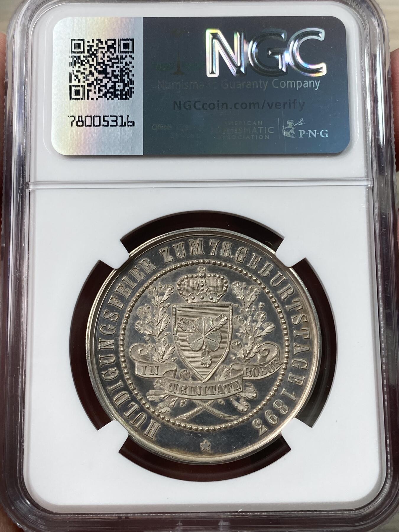 万国钱币拍卖第034期 NGC MS62PL 1893年德国帝国宰相俾斯麦夫妇下野回归汉堡庄园78周岁纪念银章 精致镜面俾斯麦夫妇正面像 背面俾斯麦家族三叶草盾徽 罕见品种