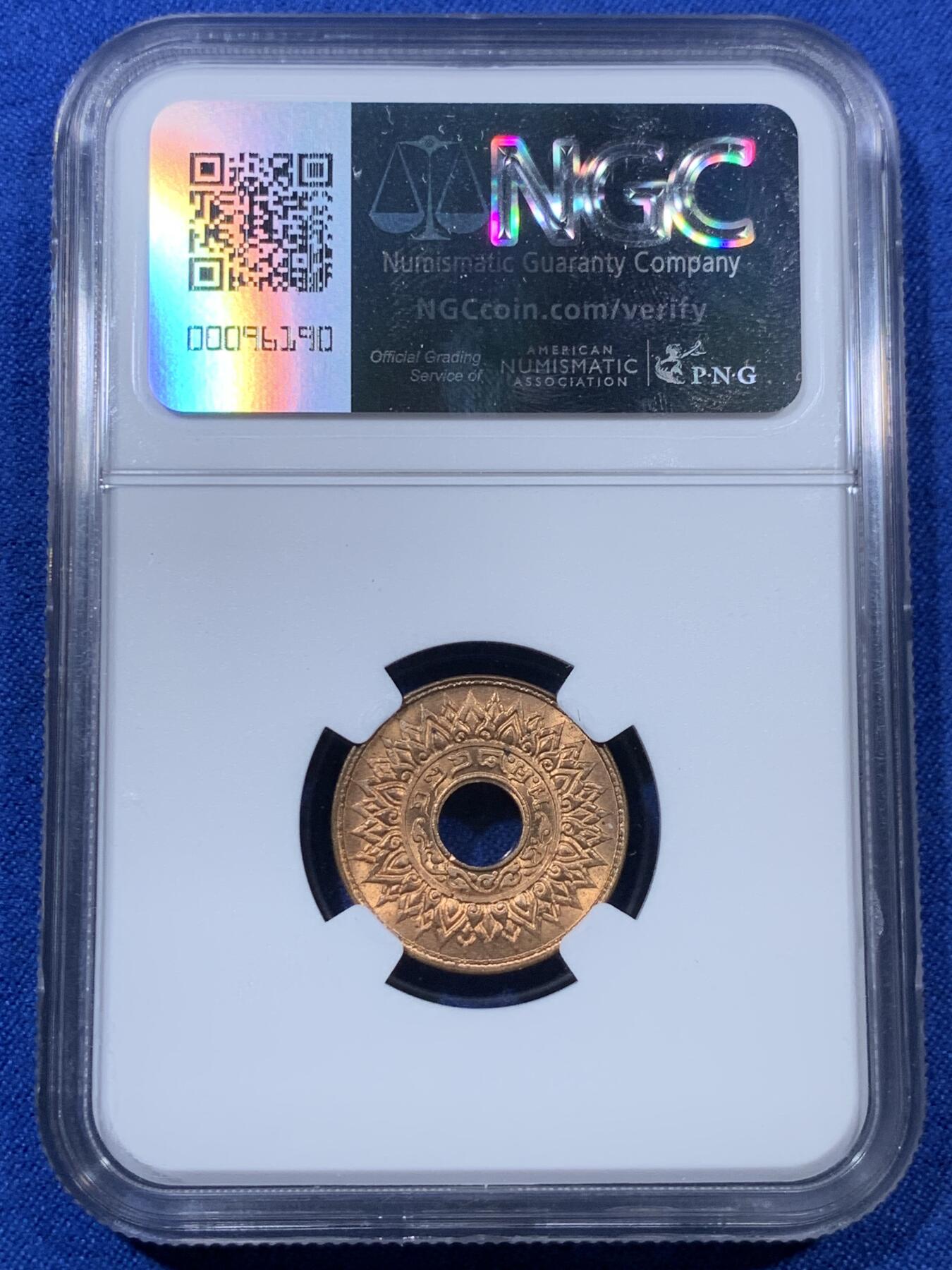 《竞宝斋》第307场   周日，周一,周二 3场连拍 （全场包邮） NGC MS66RB 高分！ 1941 泰国 1萨当 中孔铜币 非常热门的品种 图案极具泰国特色 底板干净 细节极为清晰 两面转光 可藏