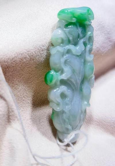 翡翠百财 ​老坑细糯种 ​飘阳绿 ​尺寸:50mm*19mm*9mm 翡翠百财 ​老坑细糯种 ​飘阳绿 ​尺寸:50mm*19mm*9mm