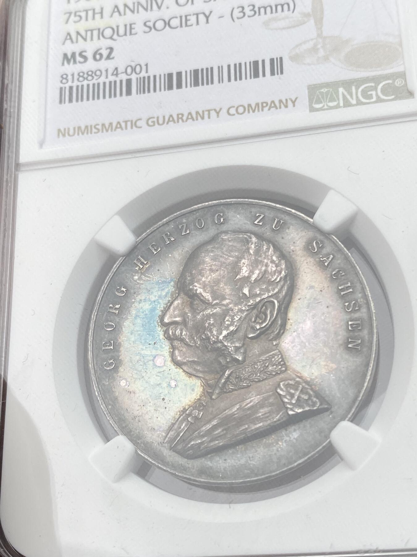 万国钱币拍卖第034期 NGC MS62 1900年德国萨克森阿尔伯特国王纪念德累斯顿皇家撒克逊古董协会成立75周年银章 原盒绝美蓝渐彩 宫殿景观极其精细