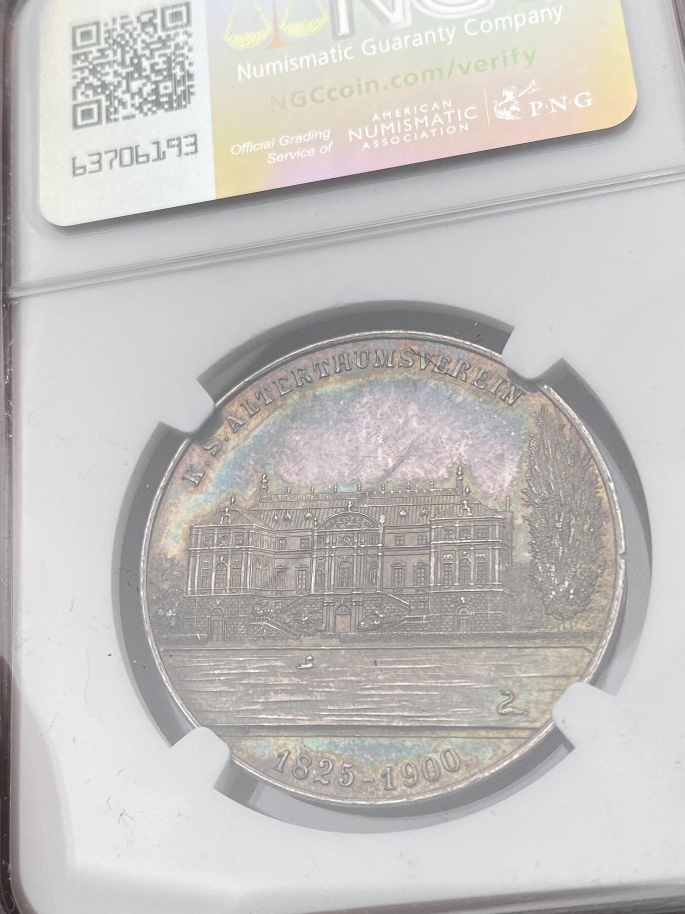 万国钱币拍卖第034期 NGC MS62 1900年德国萨克森阿尔伯特国王纪念德累斯顿皇家撒克逊古董协会成立75周年银章 原盒绝美蓝渐彩 宫殿景观极其精细
