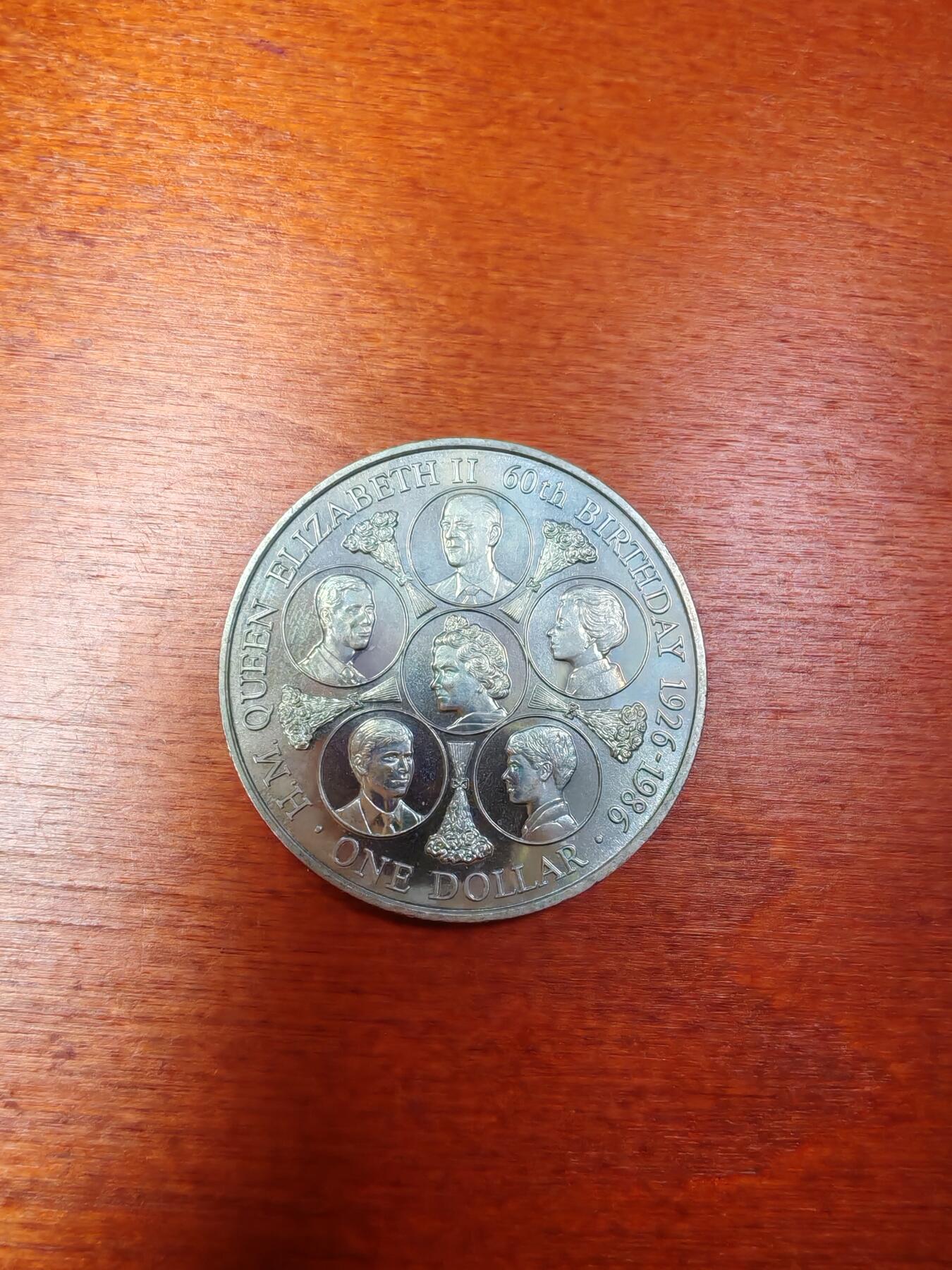 长老汇龙年精选第三十场拍卖 1986库克群岛伊丽莎白二世60诞辰皇家全家福1元铜镍币，2万枚