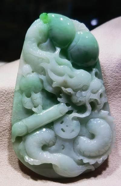纯天然翡翠龙腾盛世雕刻考究，细致入微，图片无优化、无滤镜！还原货品真实颜色！自带国检证书支持复检！尺寸:62mm*40mm*7mm 纯天然翡翠龙腾盛世雕刻考究，细致入微，图片无优化、无滤镜！还原货品真实颜色！自带国检证书支持复检！尺寸:62mm*40mm*7mm