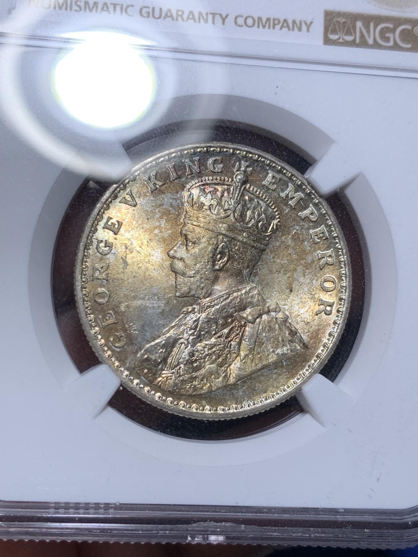 《竞宝斋》第307场   周日，周一,周二 3场连拍 （全场包邮） NGC MS62 英属印度1918年乔治五世1卢比银币 特别漂亮的水果糖色包浆，隔着屏幕似乎能感受到其甜味，来自库存品相完全未流通的出厂品相，光度会特别好。