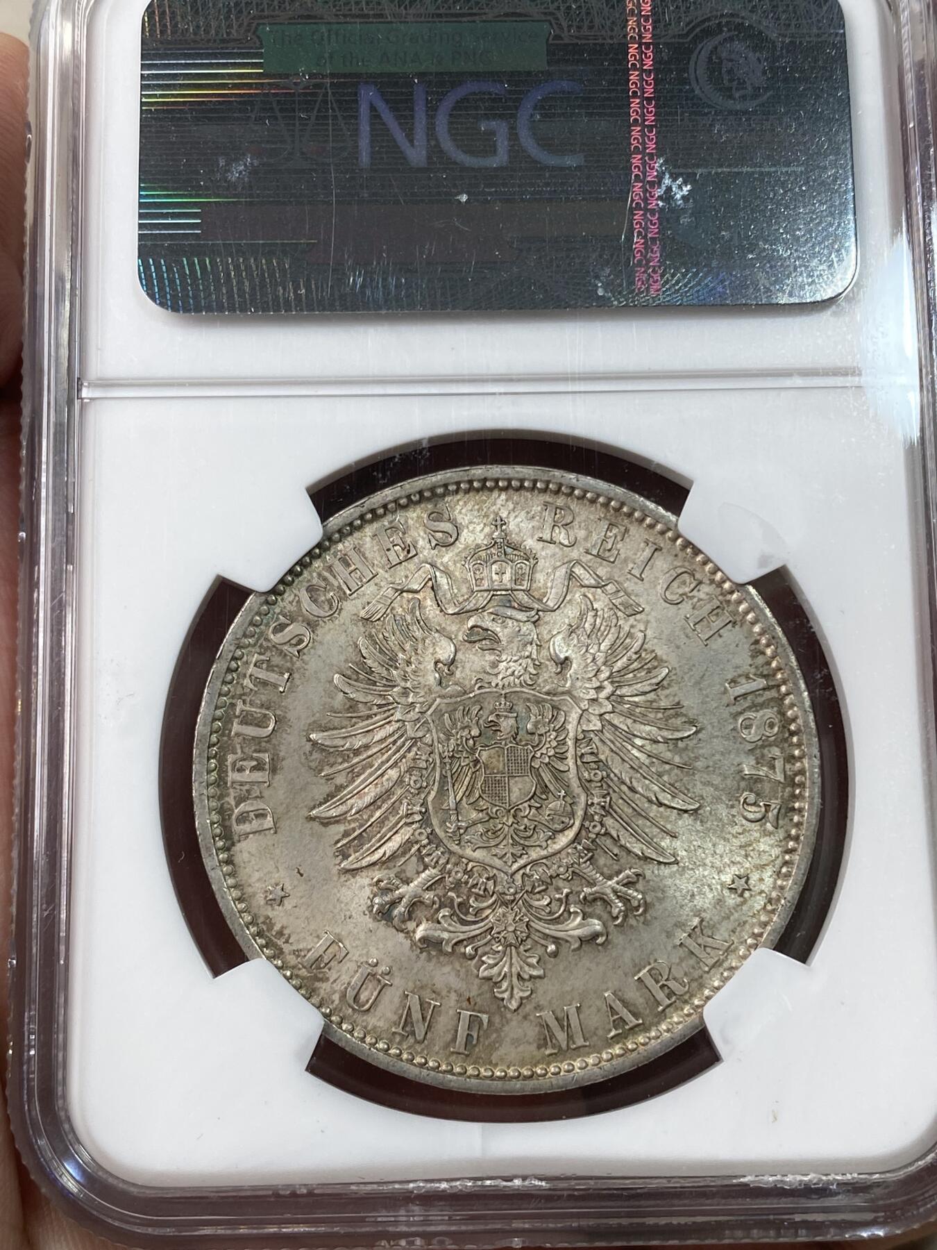 万国钱币拍卖第034期 NGC MS65 1875德国符腾堡卡尔一世短翅5马克 无需赘述的顶级品相，本身就是短翅马克中难度极大的品种，可能是存世最好的几枚普制之一，难得一见。