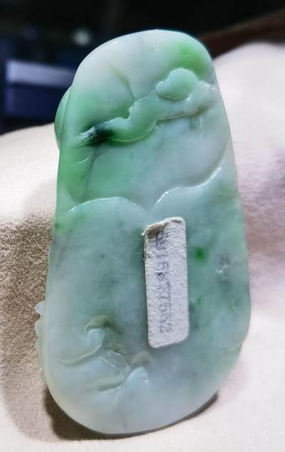 纯天然翡翠龙腾盛世雕刻考究，细致入微，图片无优化、无滤镜！还原货品真实颜色！自带国检证书支持复检！尺寸:62mm*40mm*7mm 纯天然翡翠龙腾盛世雕刻考究，细致入微，图片无优化、无滤镜！还原货品真实颜色！自带国检证书支持复检！尺寸:62mm*40mm*7mm