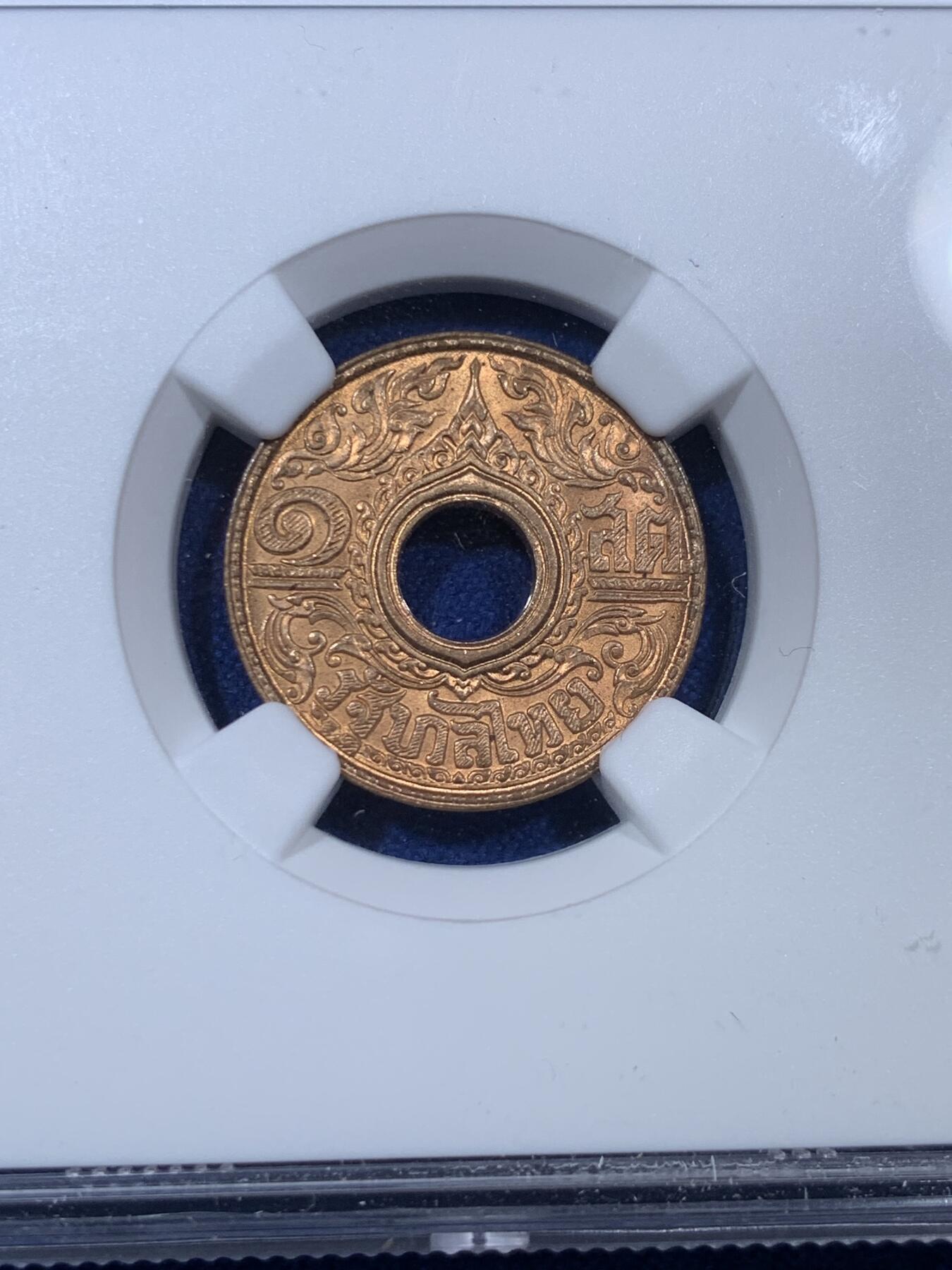 《竞宝斋》第307场   周日，周一,周二 3场连拍 （全场包邮） NGC MS66RB 高分！ 1941 泰国 1萨当 中孔铜币 非常热门的品种 图案极具泰国特色 底板干净 细节极为清晰 两面转光 可藏