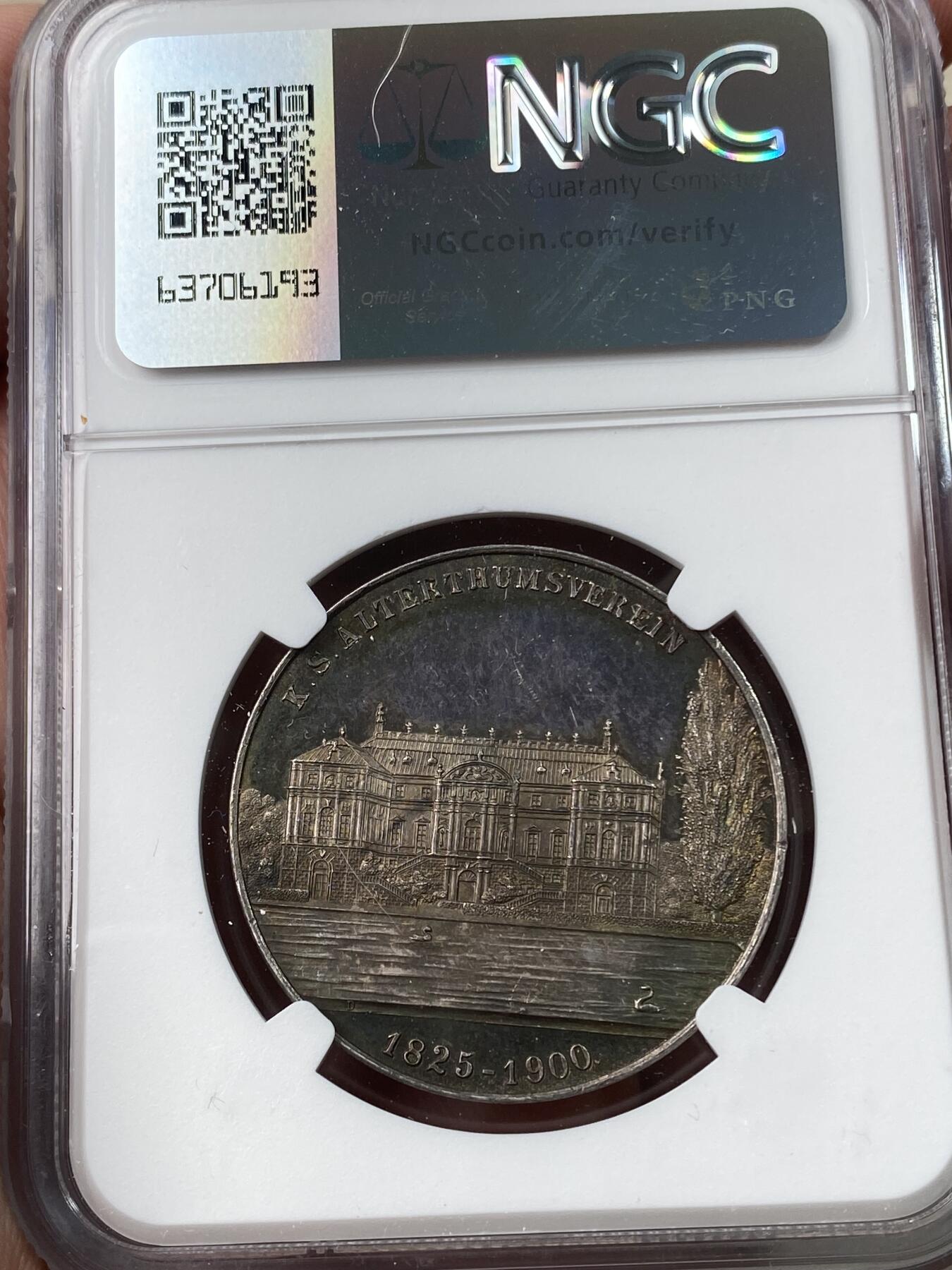 万国钱币拍卖第034期 NGC MS62 1900年德国萨克森阿尔伯特国王纪念德累斯顿皇家撒克逊古董协会成立75周年银章 原盒绝美蓝渐彩 宫殿景观极其精细