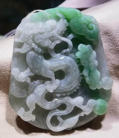 纯天然翡翠祥龙献瑞 ​尺寸:57mm*49mm*8mm ​图片无美化、无滤镜！还原实物真实颜色！ - 纯天然翡翠祥龙献瑞 ​尺寸:57mm*49mm*8mm ​图片无美化、无滤镜！还原实物真实颜色！
