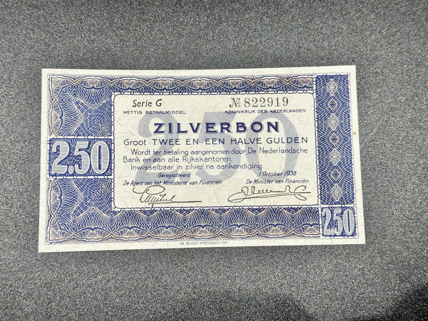 《外钞收藏家》第四百一十八期 1938年荷兰2.5盾 UNC- 无折 但有个黄点