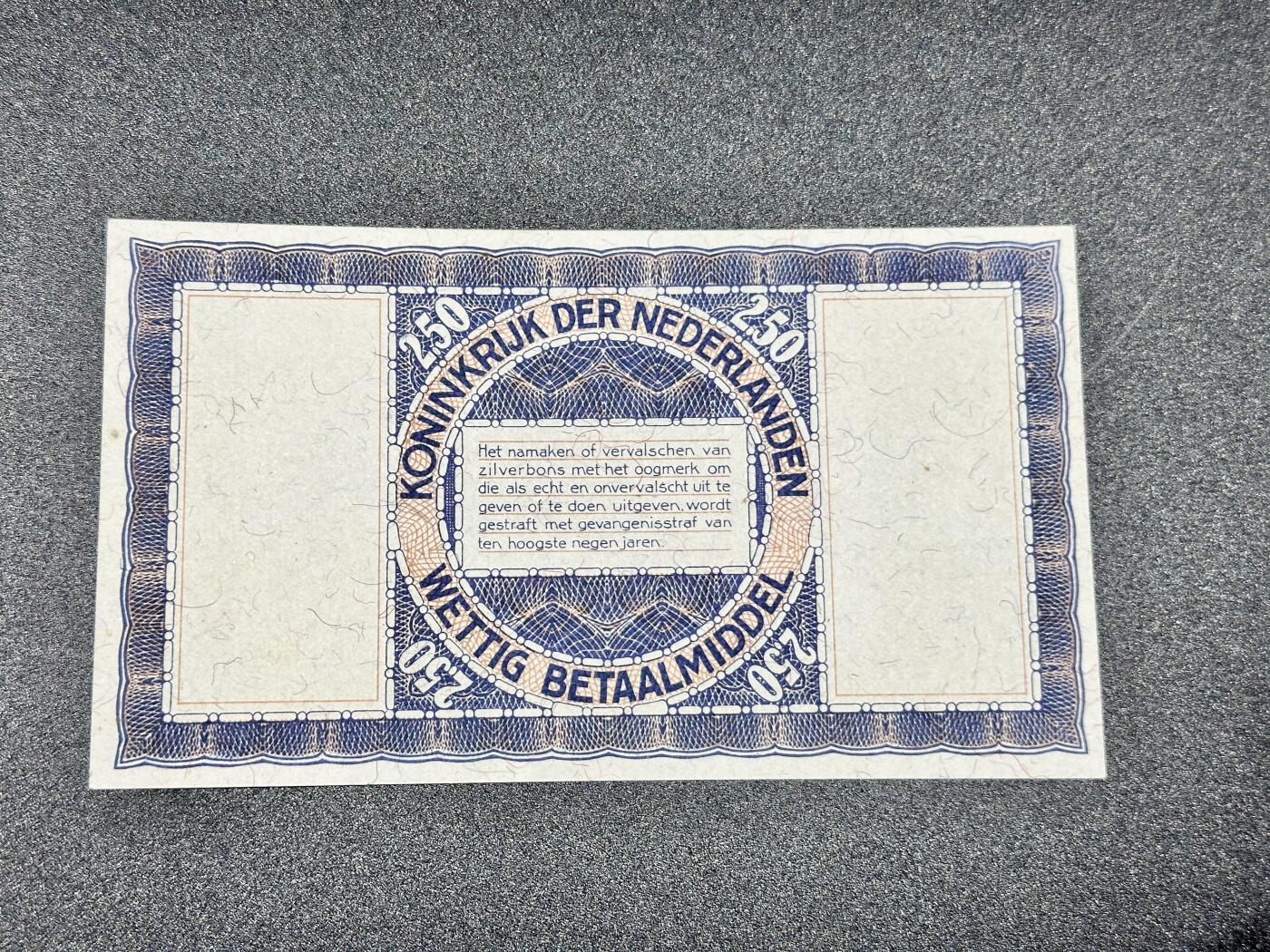 《外钞收藏家》第四百一十八期 1938年荷兰2.5盾 UNC- 无折 但有个黄点