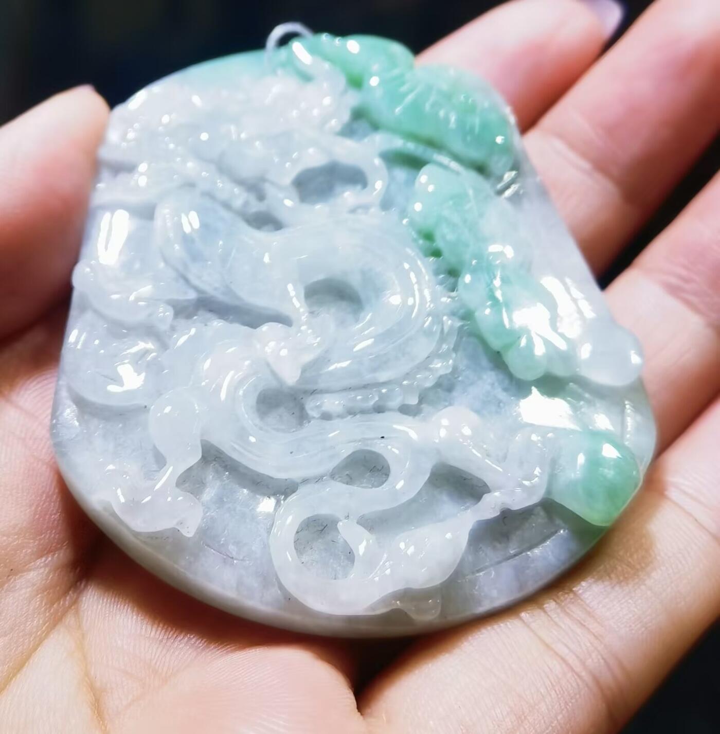 纯天然翡翠祥龙献瑞 尺寸:57mm*49mm*8mm 图片无美化、无滤镜！还原实物真实颜色！