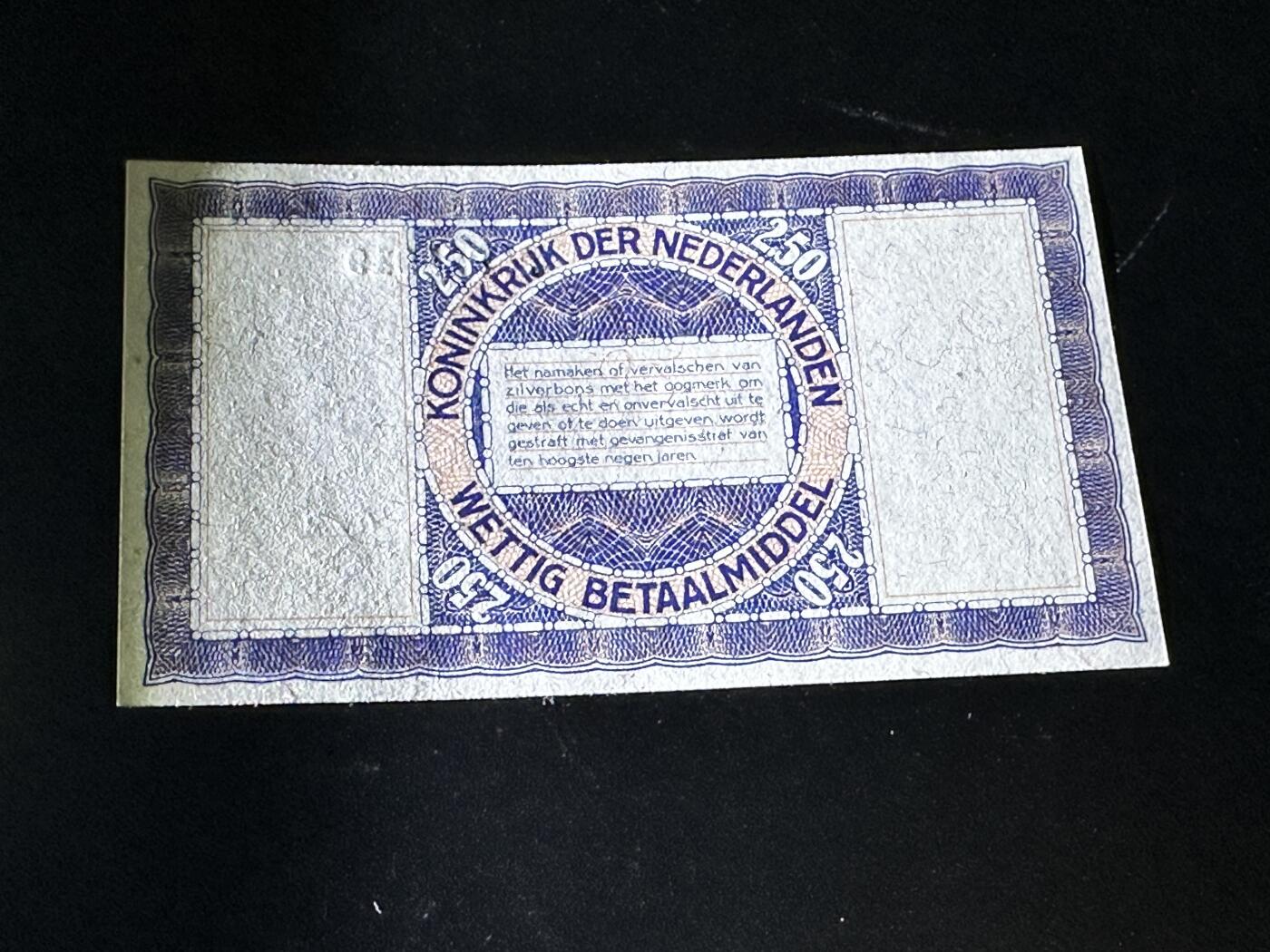 《外钞收藏家》第四百一十八期 1938年荷兰2.5盾 UNC- 无折 但有个黄点