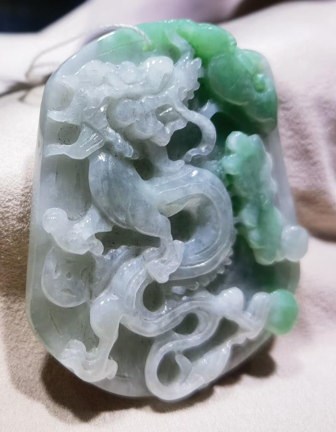 纯天然翡翠祥龙献瑞 尺寸:57mm*49mm*8mm 图片无美化、无滤镜！还原实物真实颜色！