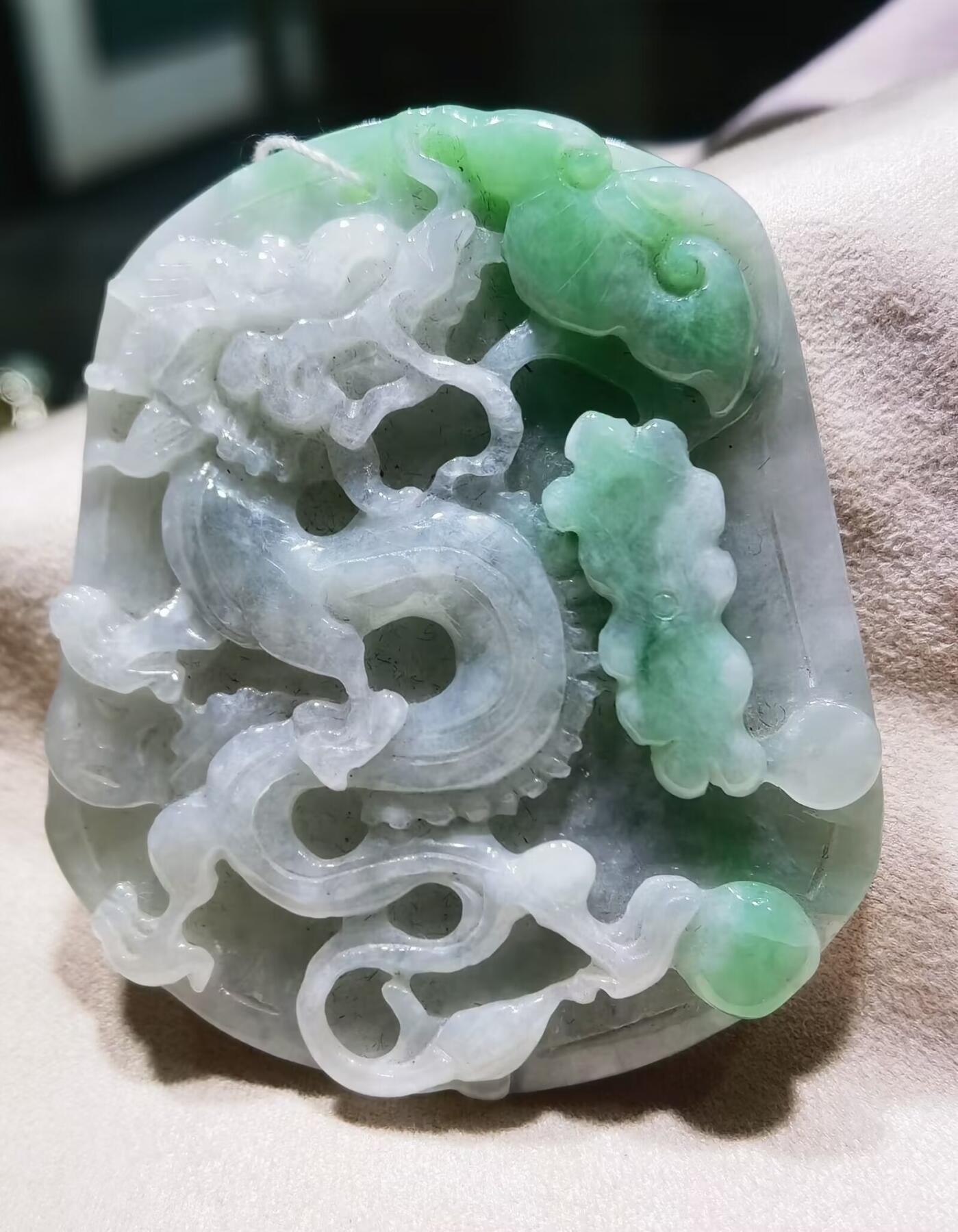 纯天然翡翠祥龙献瑞 尺寸:57mm*49mm*8mm 图片无美化、无滤镜！还原实物真实颜色！