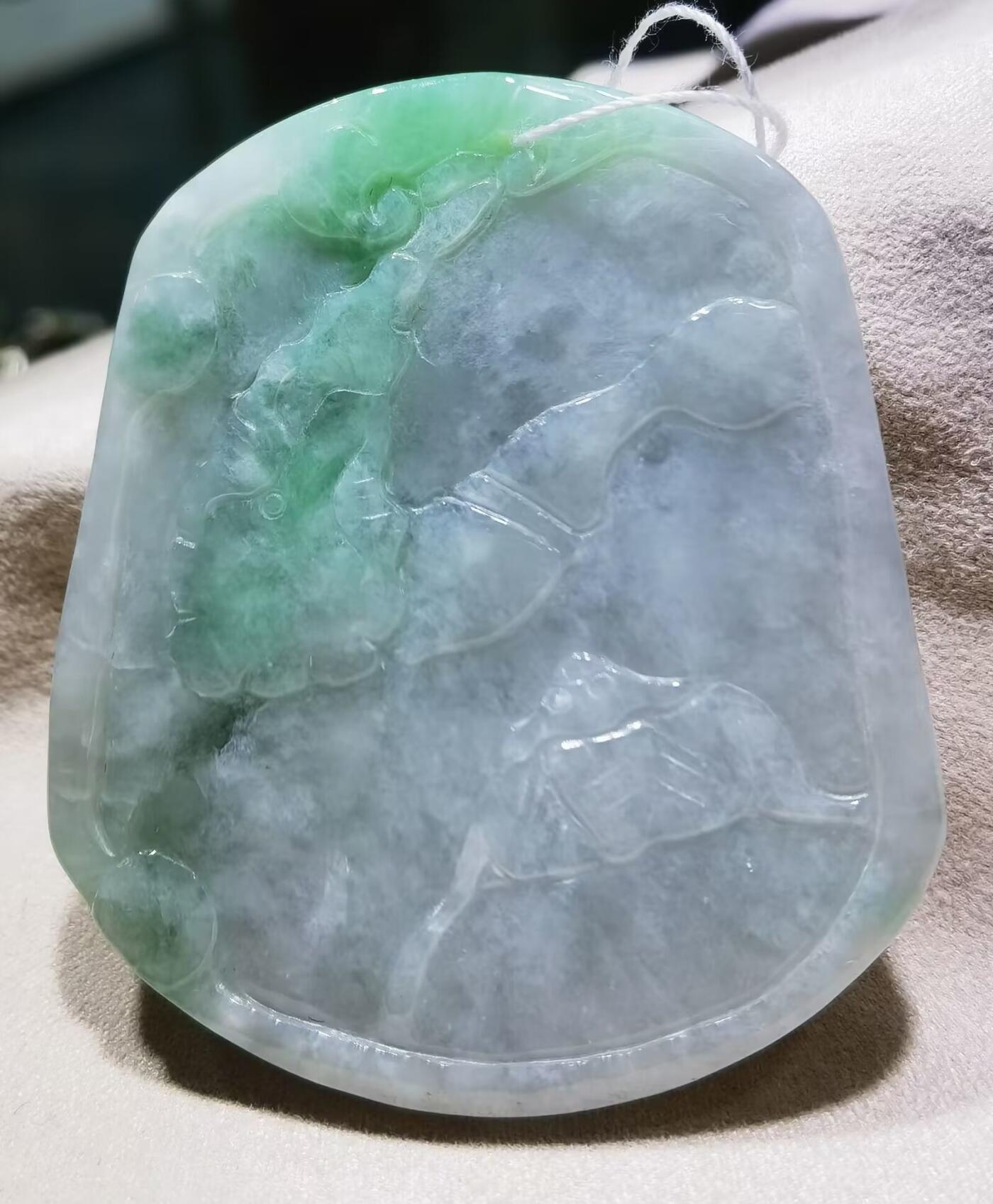 纯天然翡翠祥龙献瑞 尺寸:57mm*49mm*8mm 图片无美化、无滤镜！还原实物真实颜色！