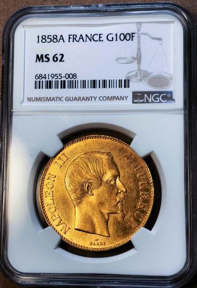 【Blue Auction】✨世界纸币精拍第545期【精】 - 法国 1858年100法郎 拿三32.26克大金币 人像脸部、发丝、胡子及盾徽细节都非常清晰完整 金黄色底光充沛 有镜面感 保存非常完好 让人爱不释手 NGC MS62 （拿破仑三世通称“路易·波拿巴”，是法兰西第二共和国唯一一位总统和法兰西第二帝国唯一一位皇帝，拿破仑一世的侄子和继承人。他也是法国历史上第一位民选总统和最后一位君主） 