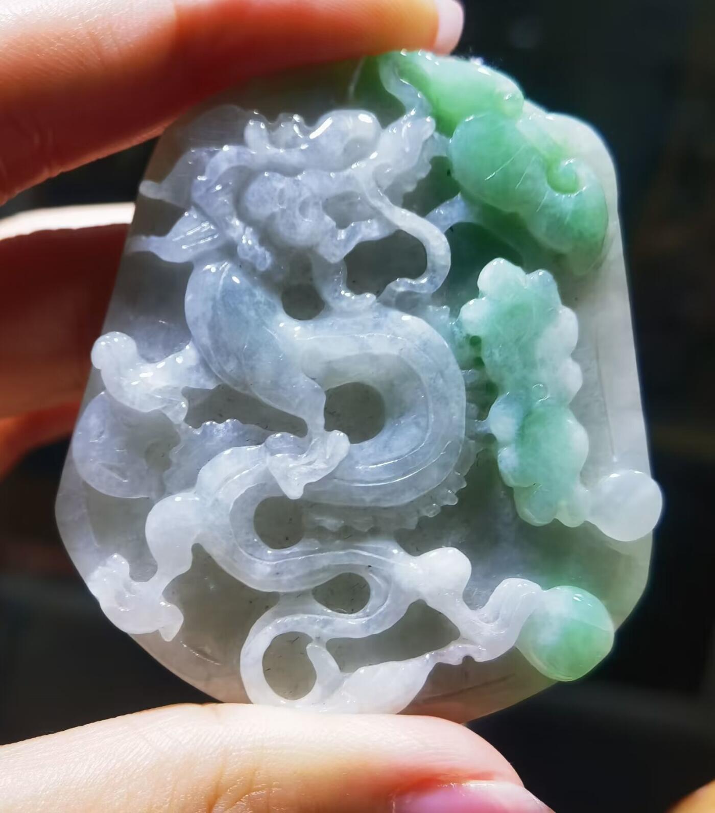 纯天然翡翠祥龙献瑞 尺寸:57mm*49mm*8mm 图片无美化、无滤镜！还原实物真实颜色！