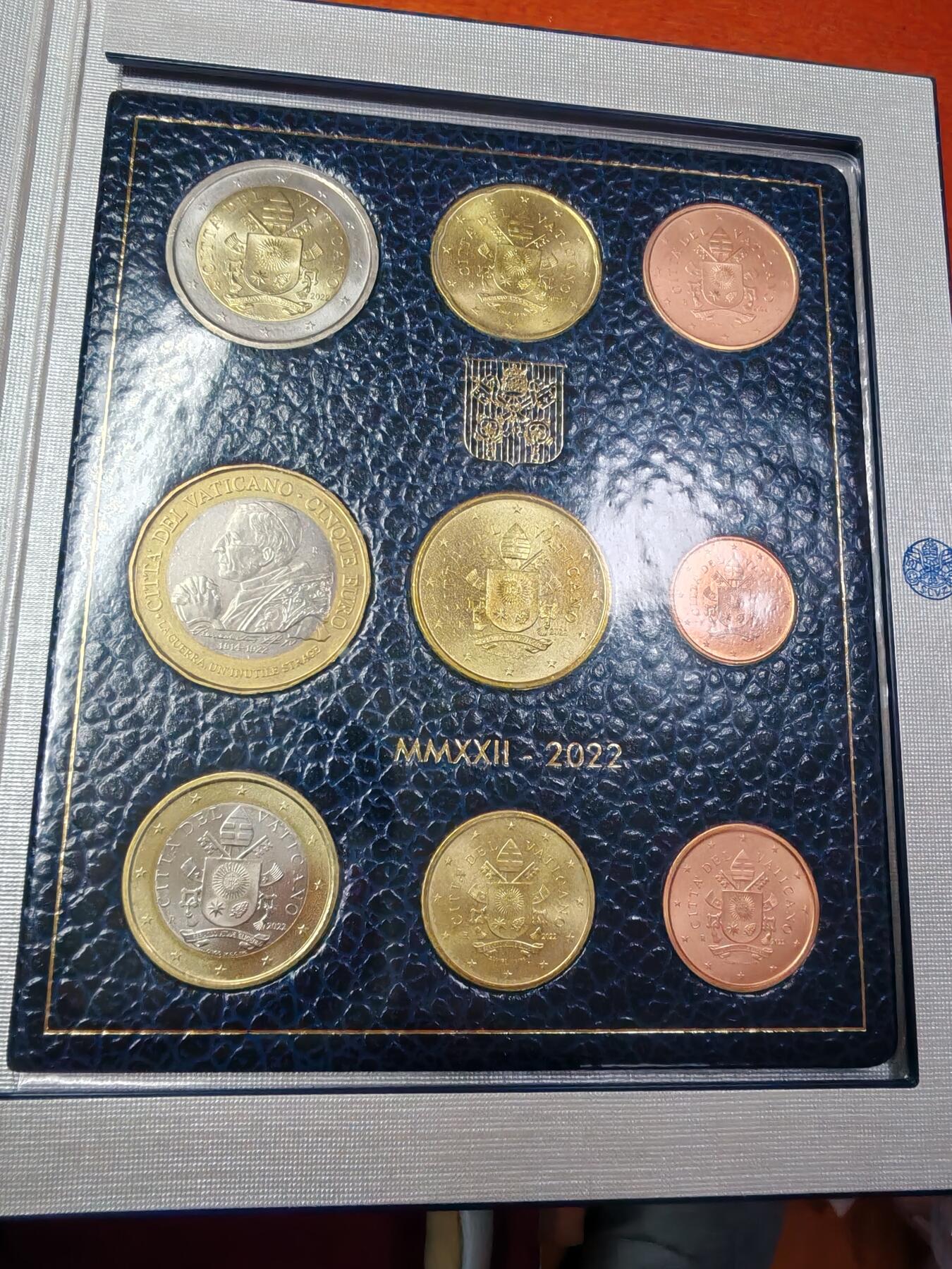 长老汇龙年精选第三十场拍卖 2022梵蒂冈欧元套装9枚，含5欧元双色币1枚，意大利造币厂出品