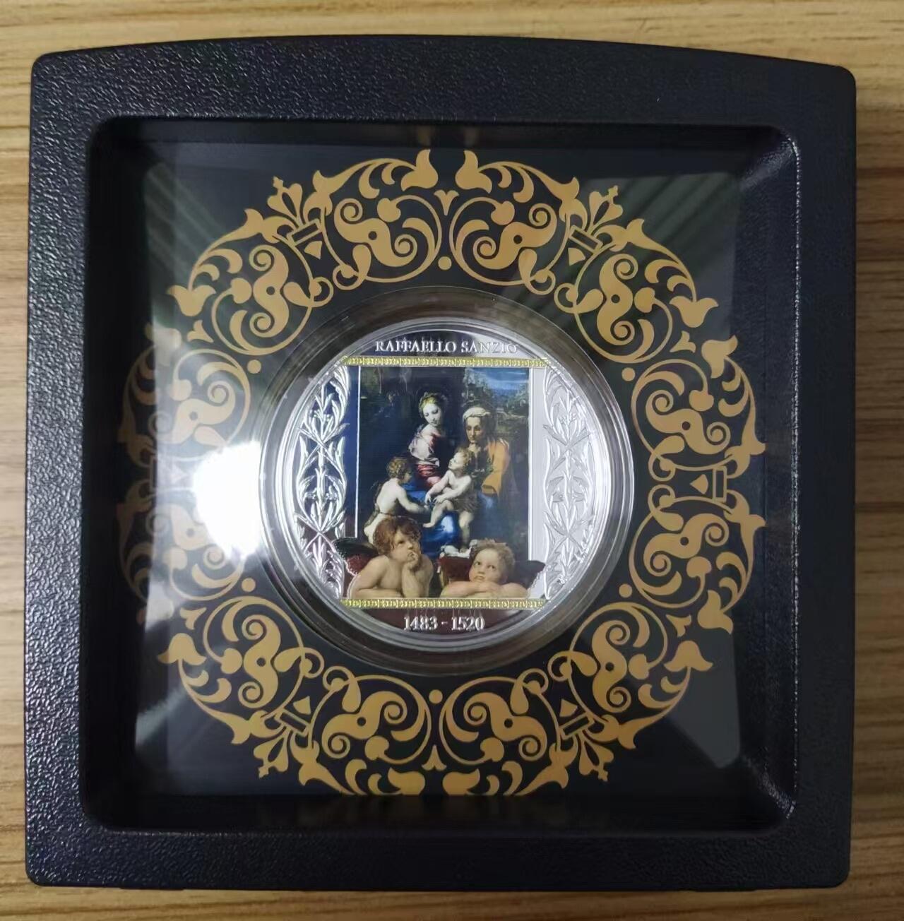 第187期拍卖 喀麦隆2020年，拉斐尔 名画-《圣母玛利亚一家》(神圣之家或母与子)，加大(直径达50mm)、镀金, 彩色精制银币. 盒证全. 发行仅300枚. 颜色有凸色现象(由于特有的着色工艺),属于正常现象. 超级精美漂亮银币.