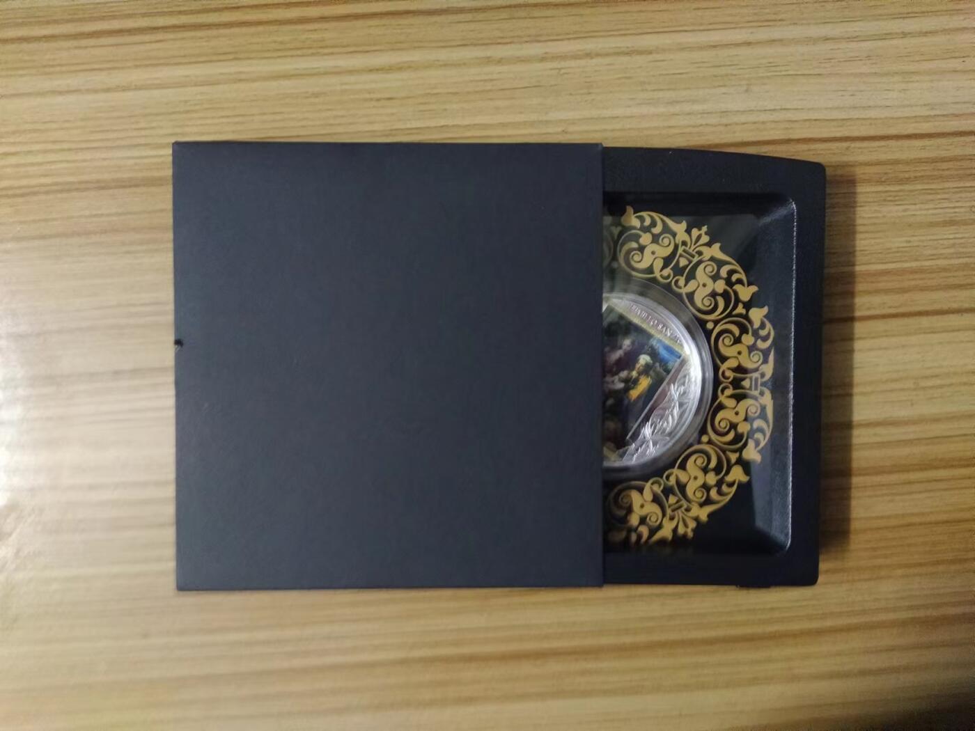 第187期拍卖 喀麦隆2020年，拉斐尔 名画-《圣母玛利亚一家》(神圣之家或母与子)，加大(直径达50mm)、镀金, 彩色精制银币. 盒证全. 发行仅300枚. 颜色有凸色现象(由于特有的着色工艺),属于正常现象. 超级精美漂亮银币.