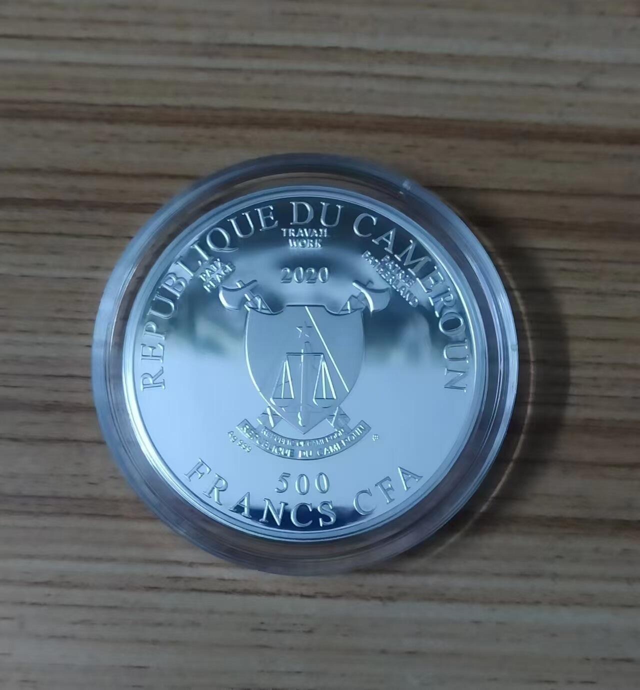 第187期拍卖 喀麦隆2020年，拉斐尔 名画-《圣母玛利亚一家》(神圣之家或母与子)，加大(直径达50mm)、镀金, 彩色精制银币. 盒证全. 发行仅300枚. 颜色有凸色现象(由于特有的着色工艺),属于正常现象. 超级精美漂亮银币.