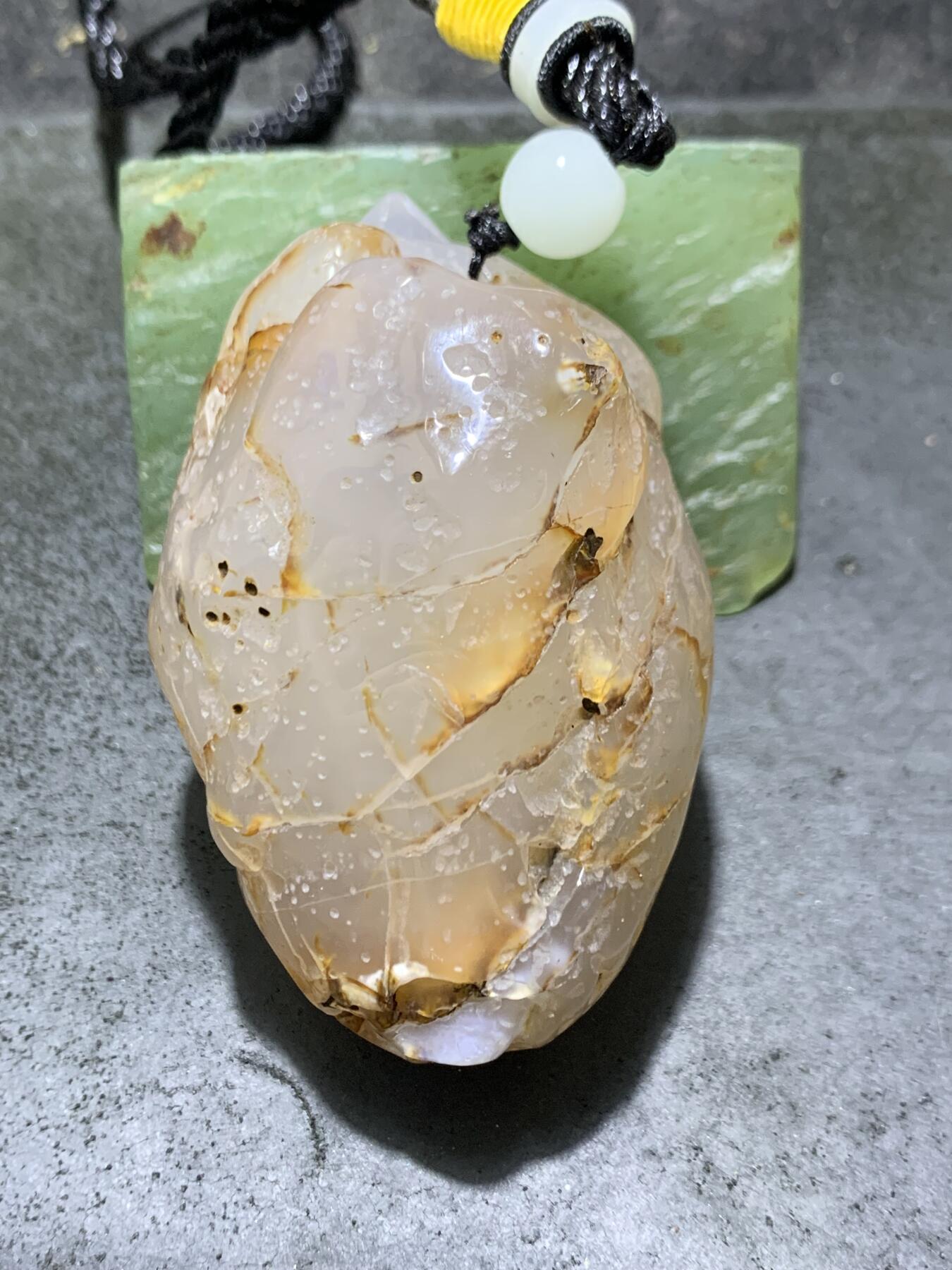 精美天然冰裂纹马达加斯加玛瑙雕刻小鸡出壳把件一个，
