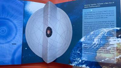 《卡拍》第305期拍卖9月21日晚22：10时延时截拍 粤港澳三地联合发行手机储值卡《携手共创通讯新领域》三全过期新卡，公藏评级68分。带原卡册。