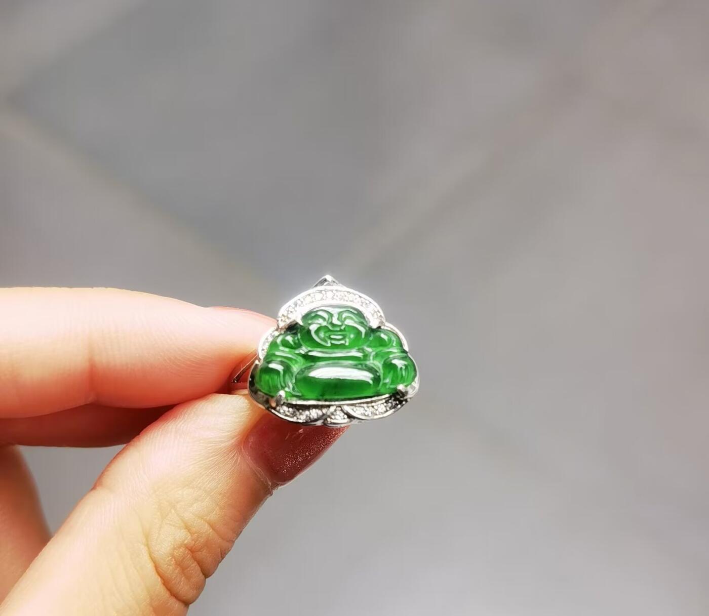 翡翠弥勒佛戒指啤酒瓶底的颜色，图片拍摄为室外自然光和室内灯光下！水润冰透！色泽浓郁高端大气！性价比超高！纯银镶嵌可调节指圈，可代镶金！