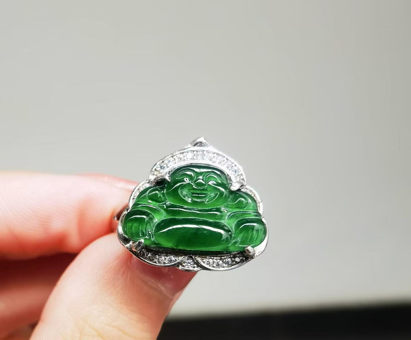 翡翠弥勒佛戒指啤酒瓶底的颜色，图片拍摄为室外自然光和室内灯光下！水润冰透！色泽浓郁高端大气！性价比超高！纯银镶嵌可调节指圈，可代镶金！