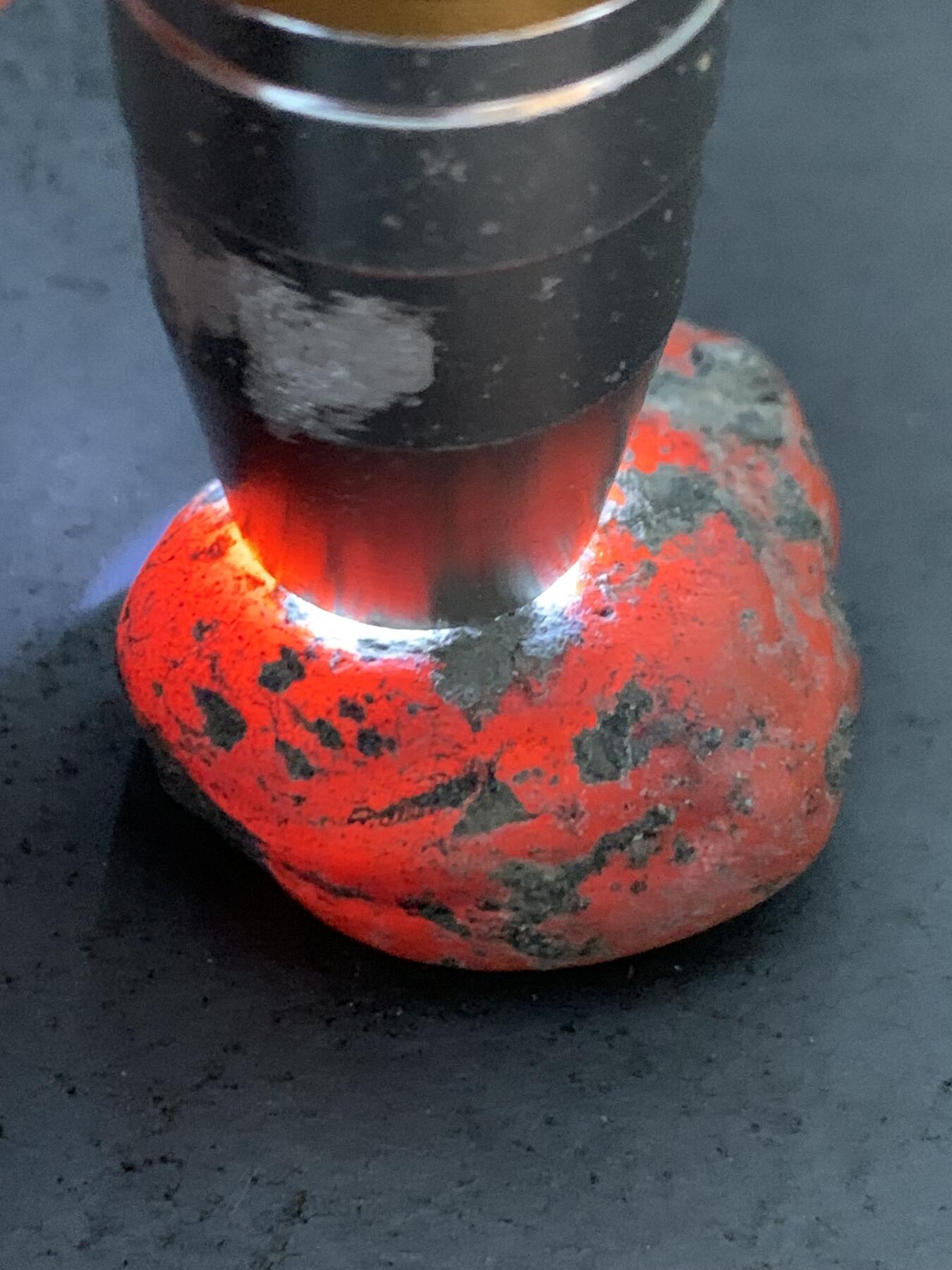 精美红黑双色皮南红玛瑙原石一颗