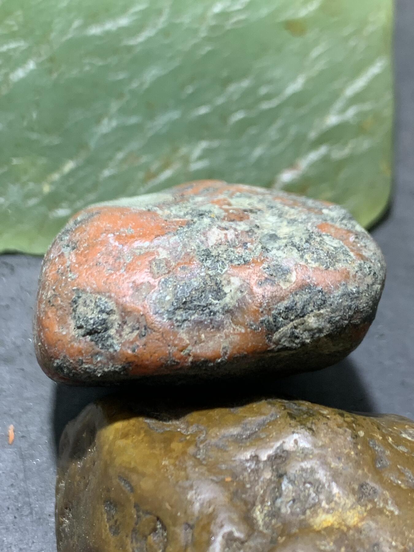 精美红黑双色皮南红玛瑙原石一颗