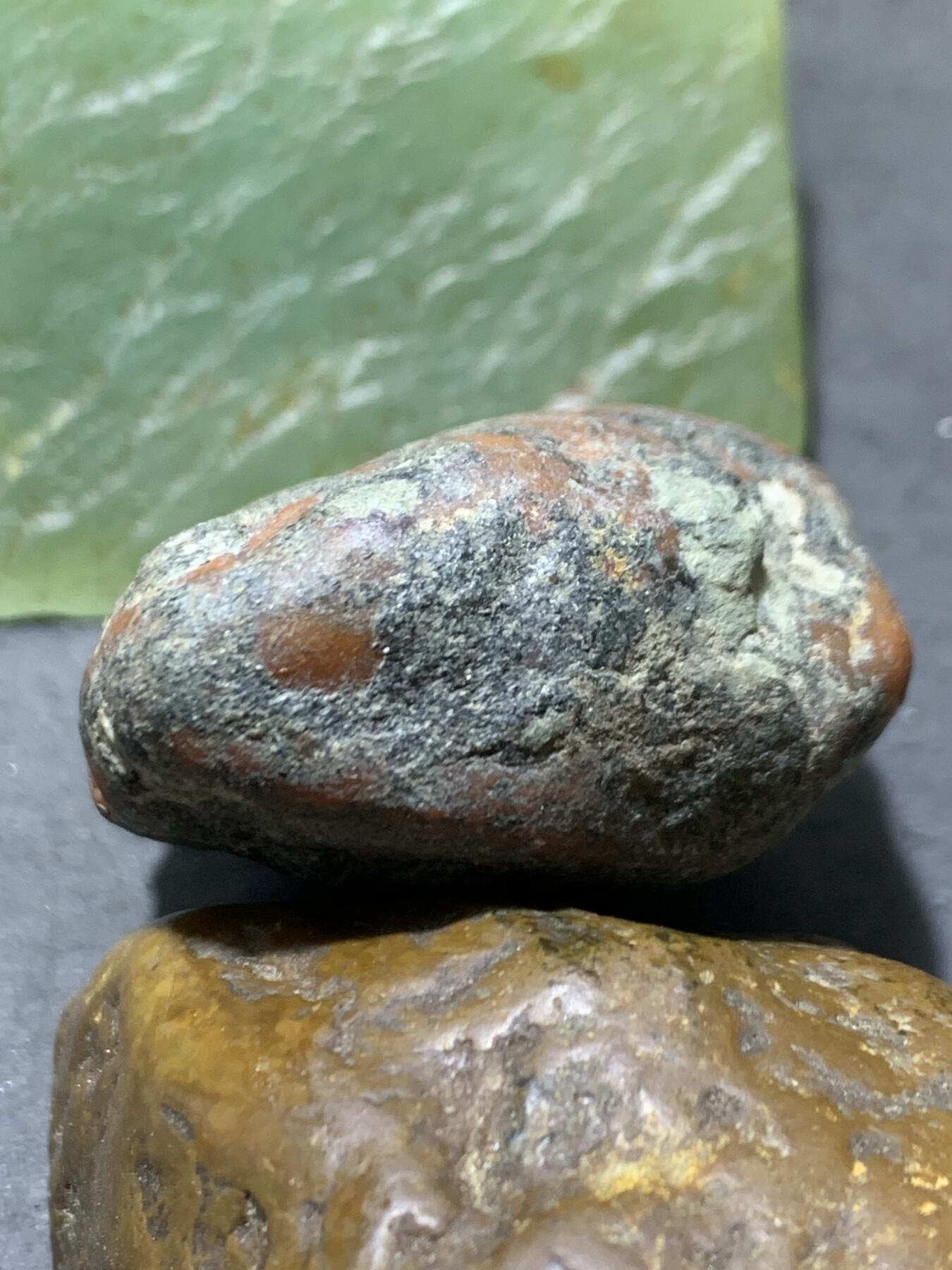精美红黑双色皮南红玛瑙原石一颗