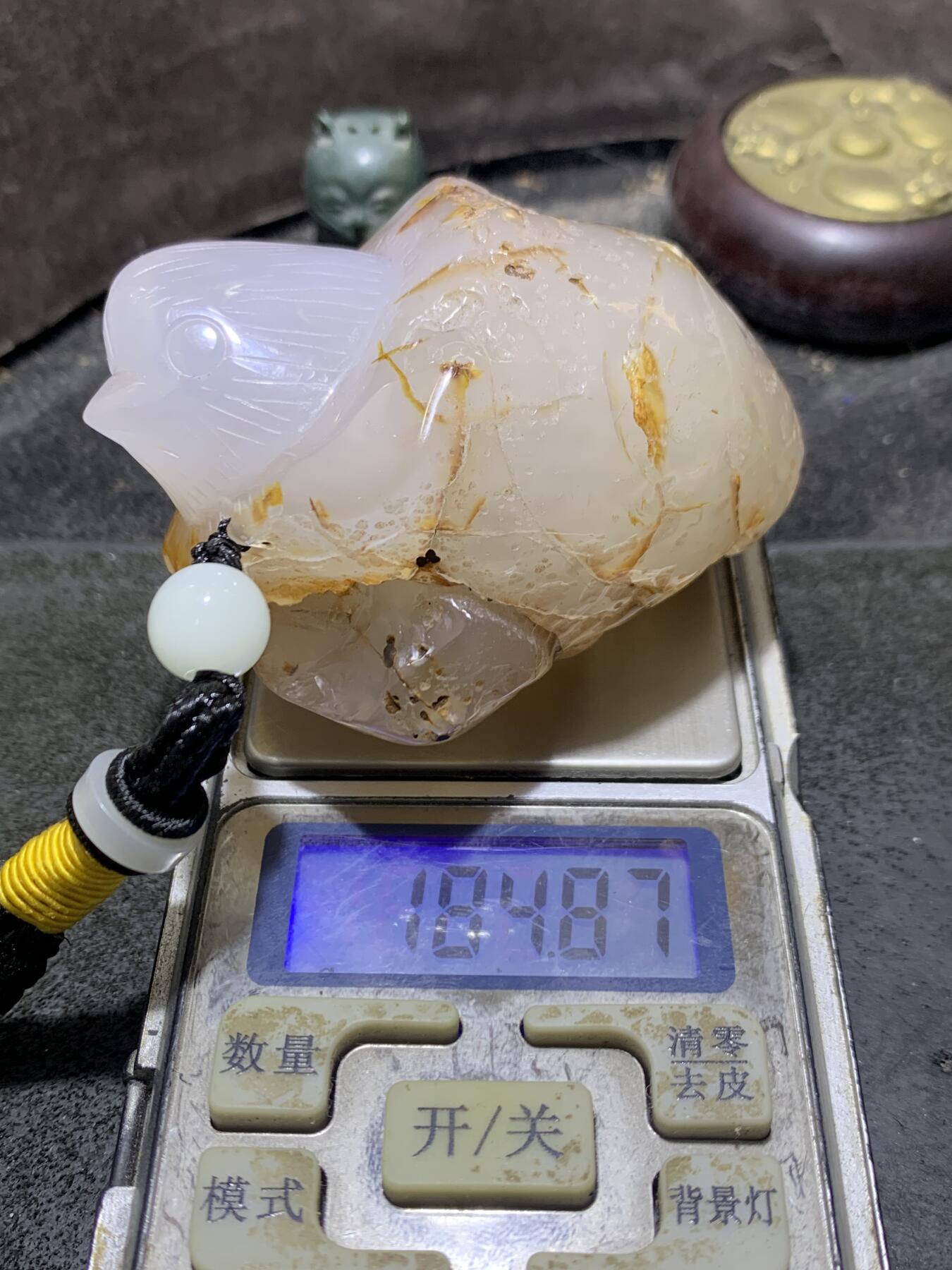 精美天然冰裂纹马达加斯加玛瑙雕刻小鸡出壳把件一个，