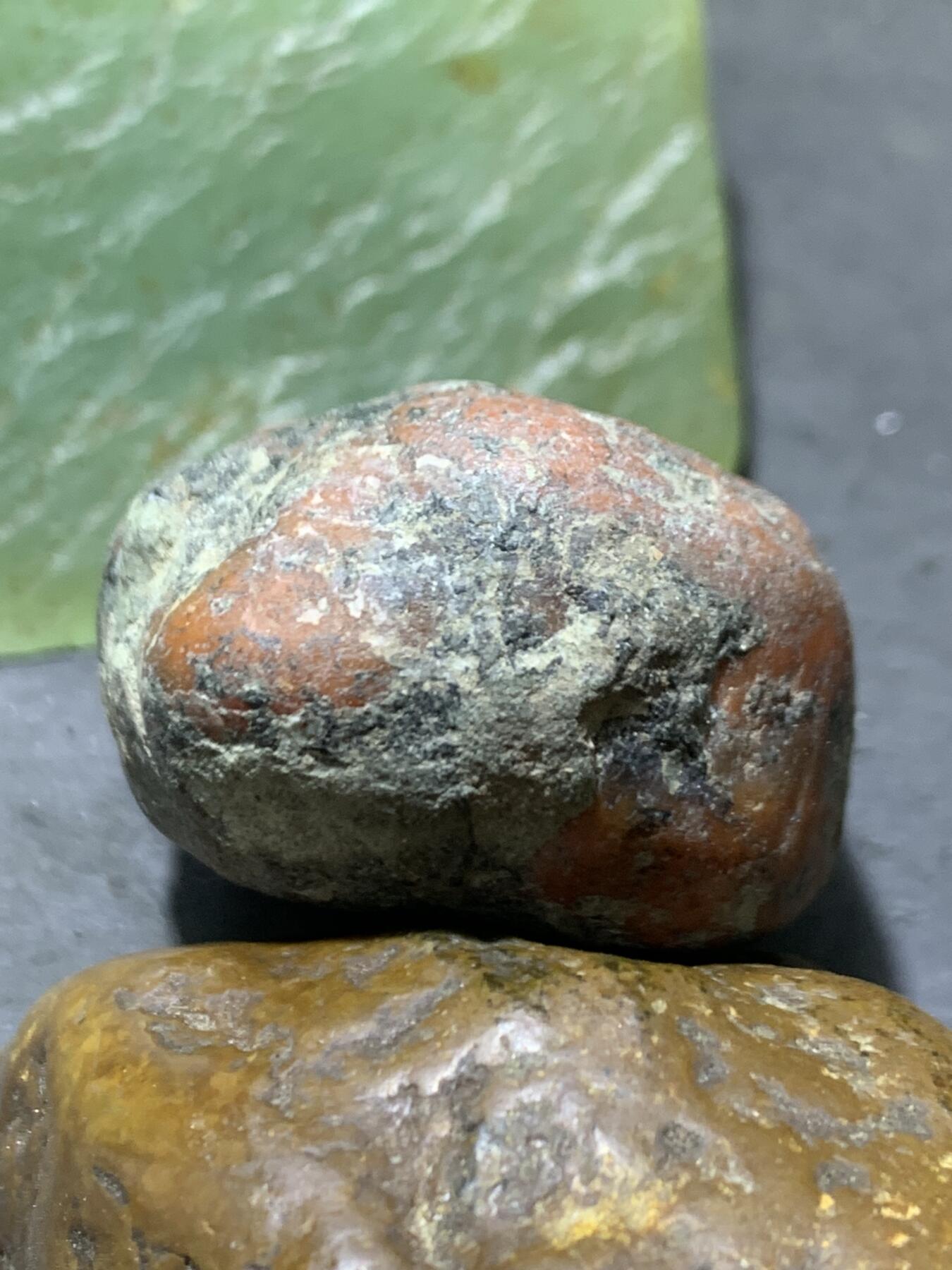 精美红黑双色皮南红玛瑙原石一颗