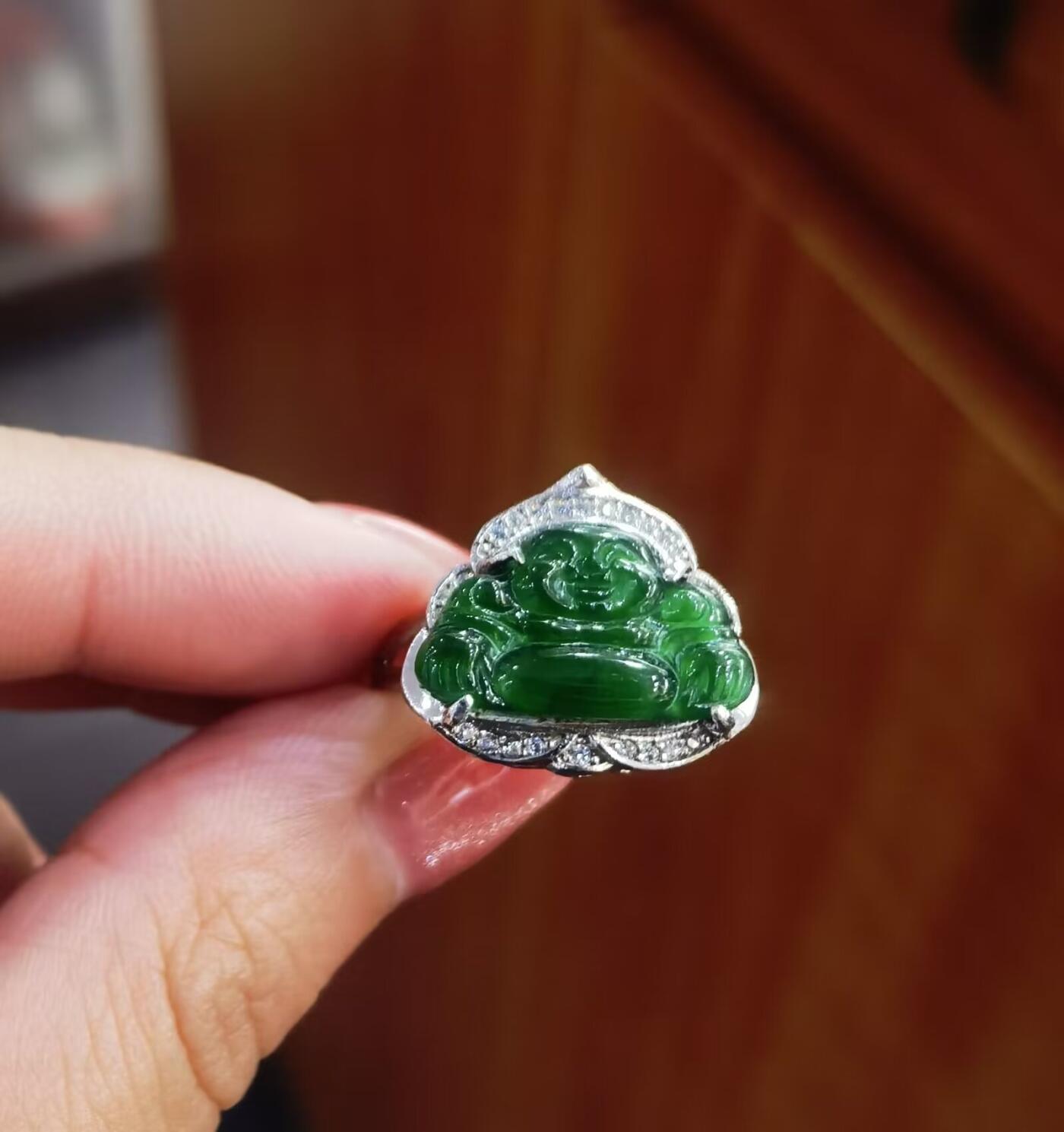 翡翠弥勒佛戒指啤酒瓶底的颜色，图片拍摄为室外自然光和室内灯光下！水润冰透！色泽浓郁高端大气！性价比超高！纯银镶嵌可调节指圈，可代镶金！