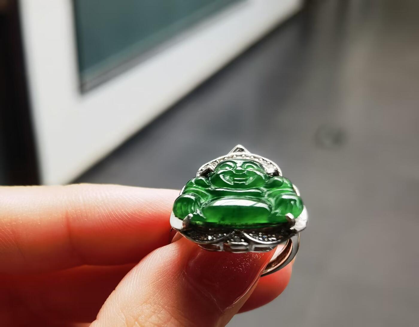 翡翠弥勒佛戒指啤酒瓶底的颜色，图片拍摄为室外自然光和室内灯光下！水润冰透！色泽浓郁高端大气！性价比超高！纯银镶嵌可调节指圈，可代镶金！