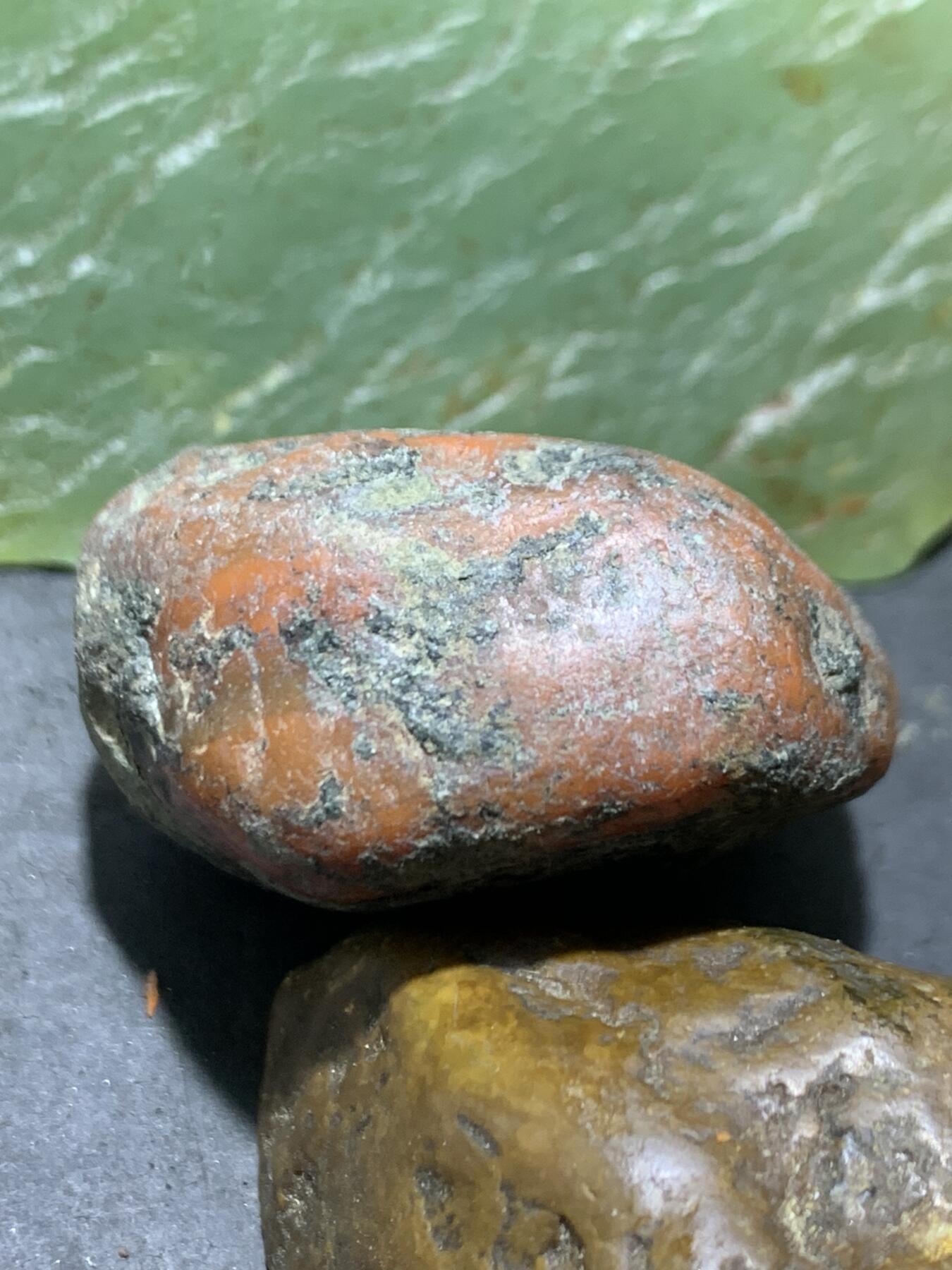 精美红黑双色皮南红玛瑙原石一颗