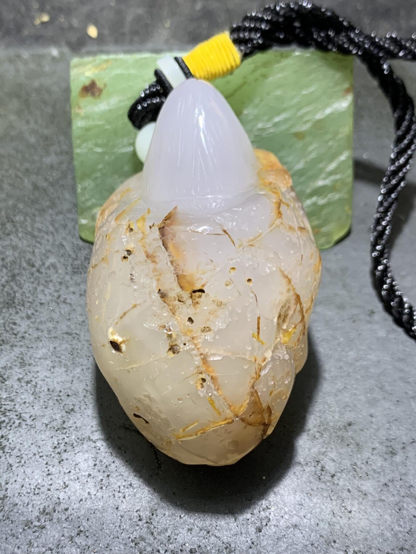 精美天然冰裂纹马达加斯加玛瑙雕刻小鸡出壳把件一个，