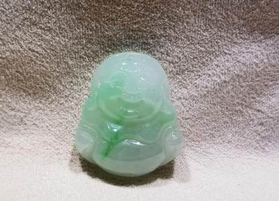 小学生弥勒佛吊坠笑口常开、乐观豁达、慈悲为怀。弥勒佛象征着福气、心地善良、淡泊名利，也象征着宽容、智慧、幽默、快乐的精神，蕴含着人们对未来生活美好的祝愿，。图片无美化、无滤镜，还原货品真实颜色。货品为白底青老坑口料，细糯种，裸石尺寸:19mm*16mm*6mm - 小学生弥勒佛吊坠笑口常开、乐观豁达、慈悲为怀。弥勒佛象征着福气、心地善良、淡泊名利，也象征着宽容、智慧、幽默、快乐的精神，蕴含着人们对未来生活美好的祝愿，。图片无美化、无滤镜，还原货品真实颜色。货品为白底青老坑口料，细糯种，裸石尺寸:19mm*16mm*6mm